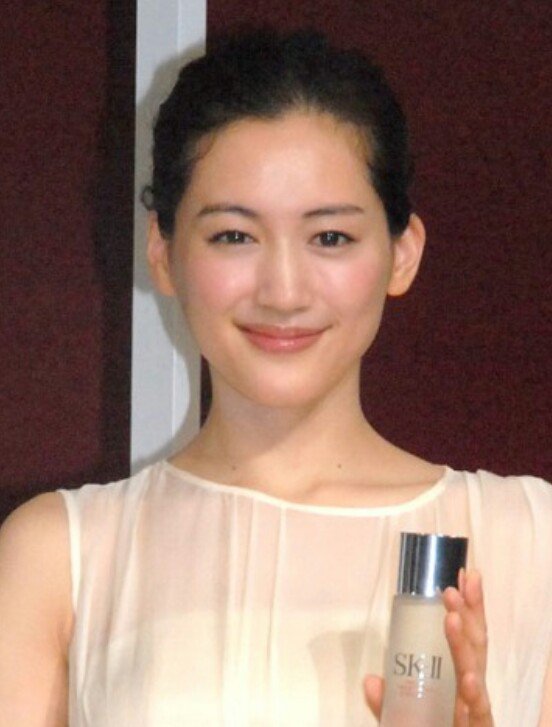 綾瀬はるかのお肌がきれいなのは何故、化粧品を紹介。